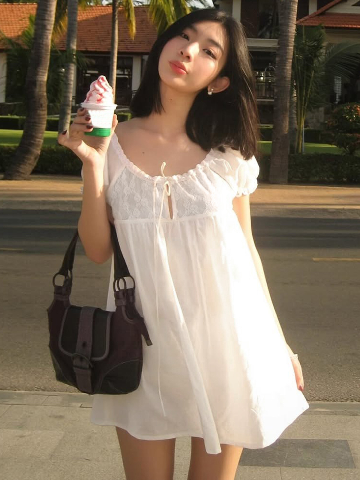 Off Shoulder Puff Sleeve Sundress - เดรสสั้นสีขาวแบบเปิดไหล่ แต่งลูกไม้ แขนพอง ผูกด้านหน้า ทรงหลวม สไตล์ลำลอง