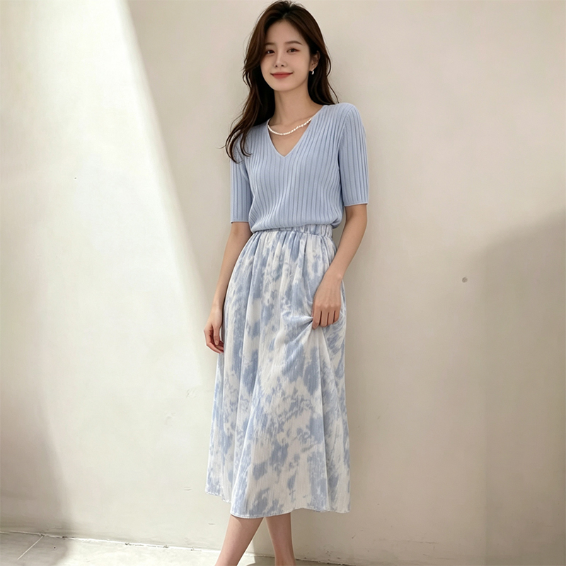 Korean Style A Line Shirt Dress - ชุดเดรสเสื้อยืดคอวีแขนสั้นสไตล์เรียบง่ายสำหรับผู้หญิง ฤดูร้อน 2026 ทรงเข้ารูปและช่วยให้ดูผอมเพรียว พร้อมเสื้อพิมพ์ลายและกระโปรง ชุดสองชิ้น